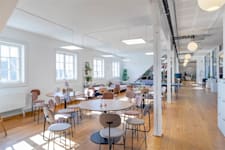 Östermalmsgatan 87 D - Matbord i stort och öppet rum med trägolv.