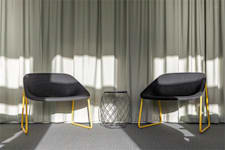 Knarrarnäsgatan 9 - Kista Entré, plan... - Sköna fåtöljer i ljusinsläppet från stora fönster.