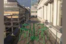 Norrlandsgatan 18 - Möblerbar med bord, stolar och växter för kaffe eller lunch i solen. Foto: Nadia Smedeland