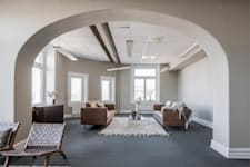 Packhusplatsen 2 - Vackra rum och stora fönster.