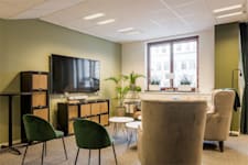 Norra Hamngatan 18 - Loungeyta med möbler för möten eller pauser.