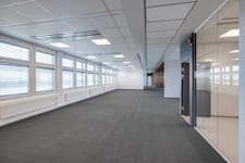 Isafjordsgatan 1 - Kista Entré, plan ... - Rymligt kontor med mattlagd yta och stora fönster.