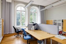 Valhallavägen 117 N - Kontor med trägolv och skrivbord vid fönstret.