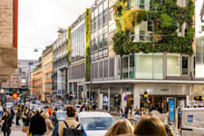 Mäster Samuelsgatan 60 - Klara Zenit - Grön fasad med växter på Mäster Samuelsgatan.