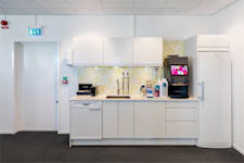 Rosenborgsgatan 4 - Litet vitt pentry för dryck och kaffe.