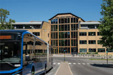 Tegeluddsvägen 31 - Huvudentrén juni -24