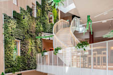 Hyllie Stationsväg 41 - Grönska och trä i ett fint samspel