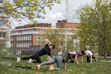 Solna strandväg 76 - Gruppträning i Solna strand utomhus.