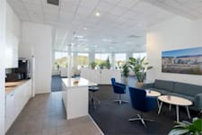 Rosenborgsgatan 12, entréplan - Modernt pentry med sittgrupp – perfekt för paus eller informella möten.