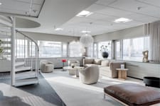 Arena Läppstiftet - Lilla Bommen 1 - Loungeyta med soffor och fönster i hörna.