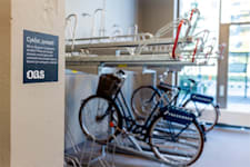 Neptunigatan 82 - På entréplan ligger husets cykelhotell med omklädningsrum och dusch