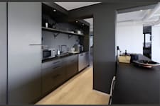 Södra Tullgatan 3 - Köksdel med generösa arbetsytor och ljusinsläpp.