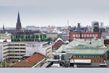 Hans Michelsengatan 2 - Vidsträckt vy över Malmö med stad och vatten i blickfånget.