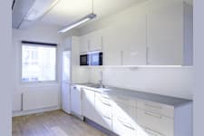 Gustav Adolfs Torg 12 - Pentry med gott ljusinsläpp och vita skåpslösningar.