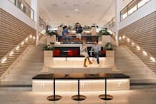 Drottning Kristinas esplanad 10 - Sittplatser i fastighetens trappa med arbetsytor