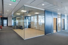 Isafjordsgatan 1 - Kista Entré, plan ... - Kontorsyta med glasväggar och flera mötesrum.