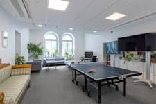 Linnégatan 87 A - Ljust rum med plats för soffor och pingisbord.