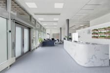 Isafjordsgatan 1 - Kista Entré, Entré... - Egen entré med stora fönster och reception.