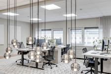 Arena Läppstiftet - Lilla Bommen 1 - Kontorsplatser vid fönster och utsikt.