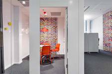 Linnégatan 89 B - Mötesrum med fönster ut mot kontorslandskapet.