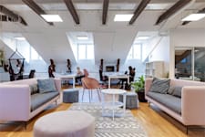 Linnégatan 89 E - Kontorslandskap med loungedel.