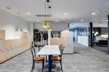 Gustav lll:s Boulevard 64 - Sittplatser med skåp intill stort pentry.