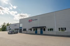 Runemovägen 1 E - Flundran 4 - Dom tre mindre byggnaderna tagen från parkeringen från höger2