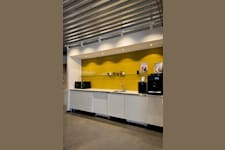 Uppfinnargränd 5 - Minimalist kök med gul vägg