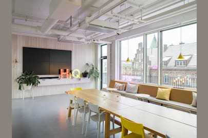 Rådmansgatan 16 - Lounge med arbets- och mötesyta med mycket dagsljus.