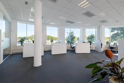 Rosenborgsgatan 12, entréplan - Ljus och luftig kontorsyta med generös takhöjd och stora fönsterpartier.