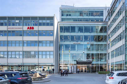 Knarrarnäsgatan 7 - Kista Entré, plan... - Kista Entré med stora glaspartier sett från utsidan.