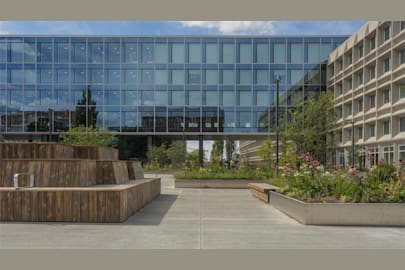 Solna Strandväg 76, entréplan - Solna Strandväg 76 med glasfasad och planteringar.