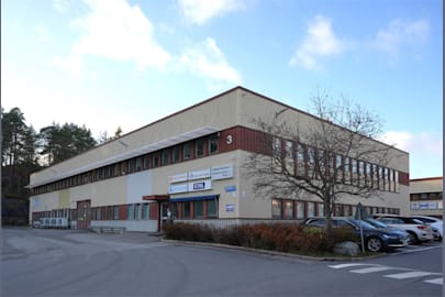 Fagerstagatan 3 - Fasad med ingång från sidan samt port in till lager
