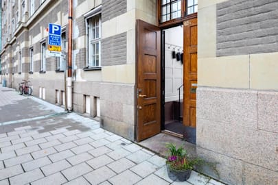 Artillerigatan 62 A - Välkommen in genom den egna entrén