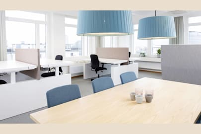 Hans Michelsengatan 2 - Öppen arbetsyta med möblerad sittgrupp och generöst ljusinsläpp.