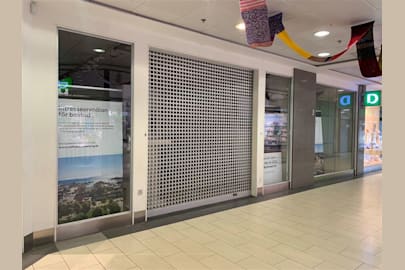 Algatan 16, Nygatan 38 - Entré_stängt_jalusi1