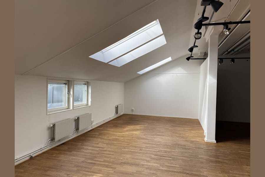 Götgatan 36 - 105 kvm takfönster, Götgatan 34.jpg