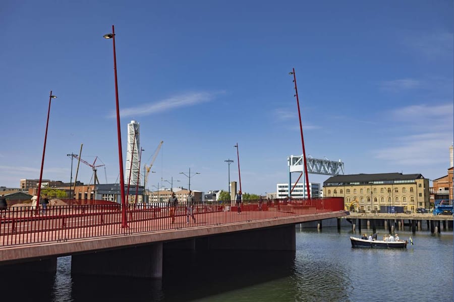 Styrmansgatan 2 - Kajområde vid Bassängkajen med byggnation och vatten.