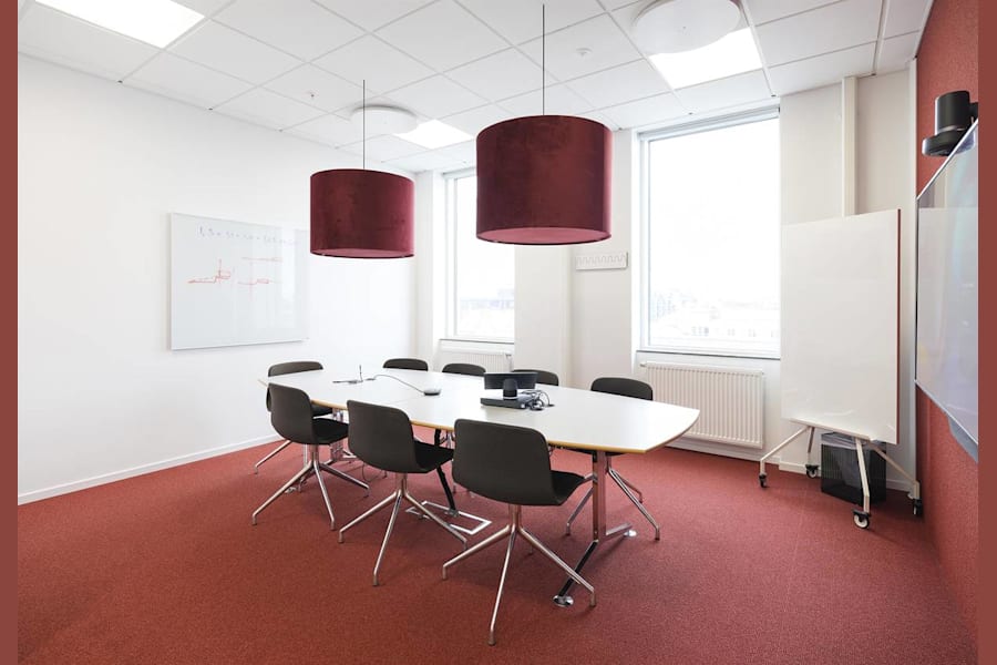 Pildammsvägen/S:t Johannesgatan - Mötesrum i varma toner för kreativa diskussioner.