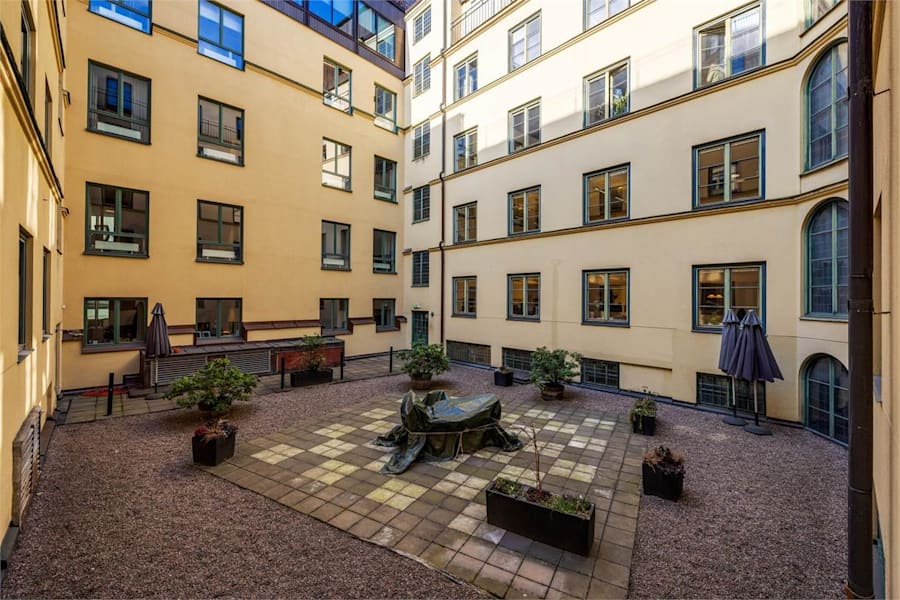 Biblioteksgatan 11 - Fastighetens mysiga innergård