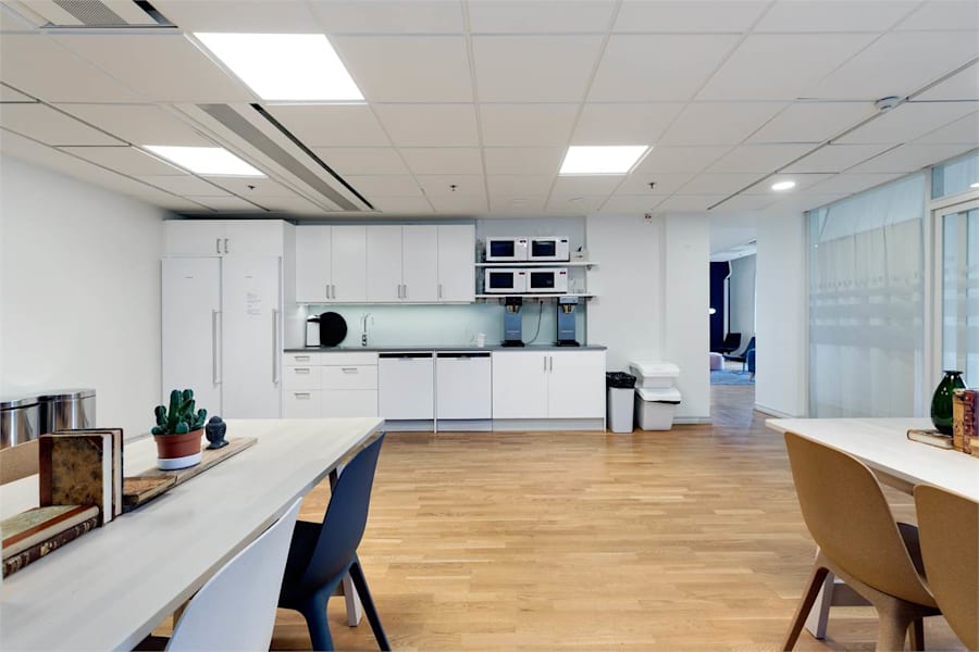 Linnégatan 89 E - Vitt pentry med många sittplatser och trägolv.