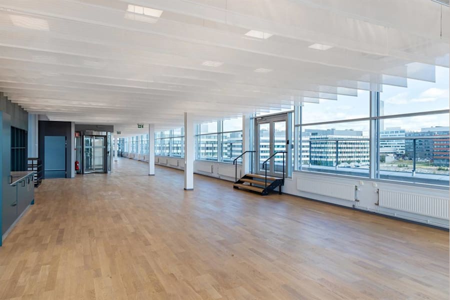 Isafjordsgatan 1 - Kista Entré, plan ... - Arbetsyta med vy över omgivningen och utgång till egen stor terrass