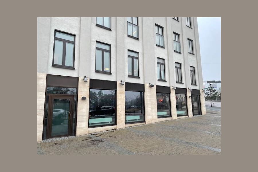 Värmdövägen 179 - Fasad med fönster mot trottoar.