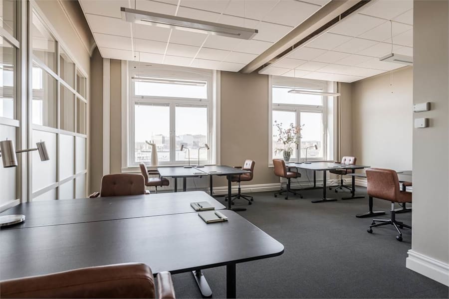 Packhusplatsen 2 - Arbetsyta med högt i tak.