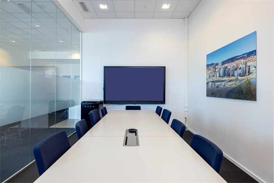 Rosenborgsgatan 12, entréplan - Modernt mötesrum med plats för åtta personer och teknik för videomöten.