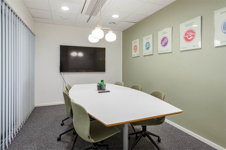 Norra Hamngatan 18 - Modernt mötesrum med plats för 4-6 personer.