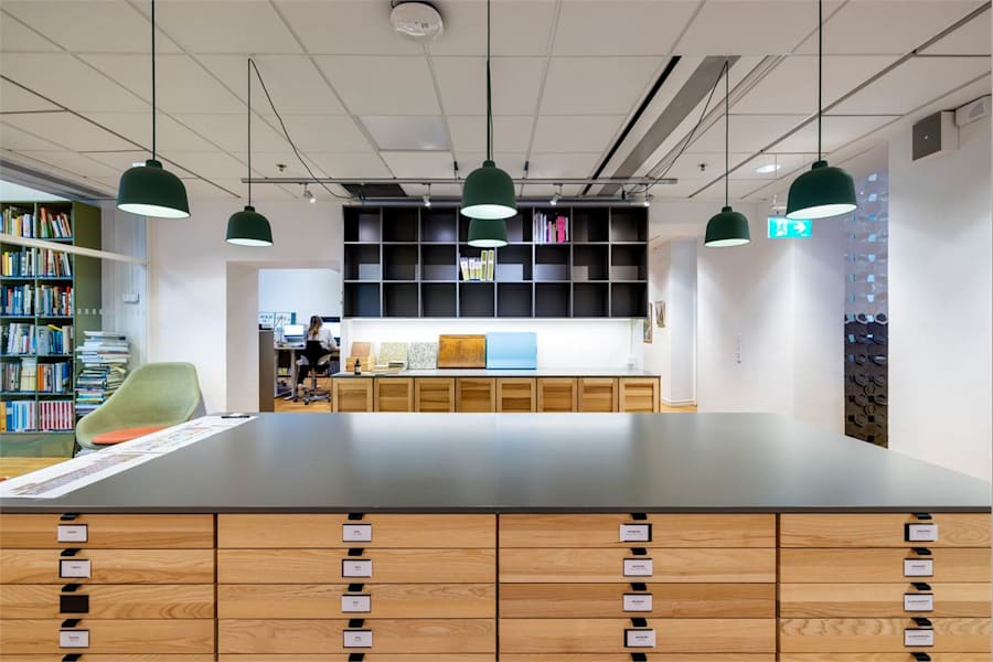 Linnégatan 89 E - Stor arbetsbänk med förvaring och flera armaturer i taket.