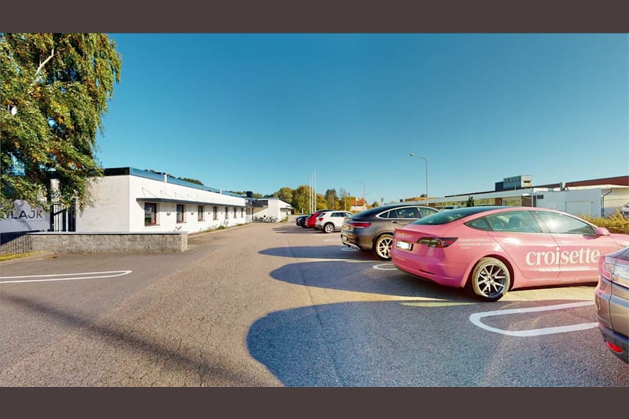 Industrivägen 4 - Flera parkeringsplatser utanför entrén