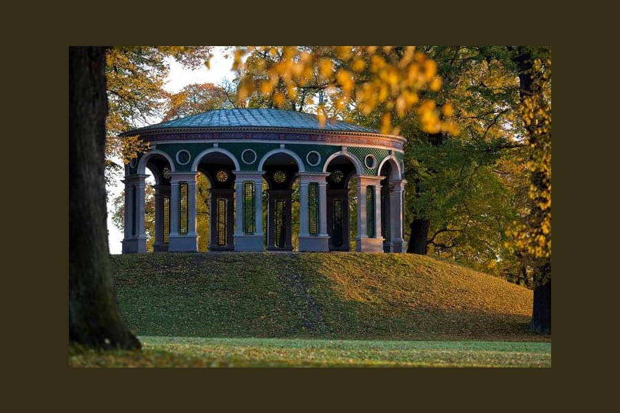 Sveavägen 165 (Ynglingagatan 18) - Ekotemplet i natursköna Hagaparken..