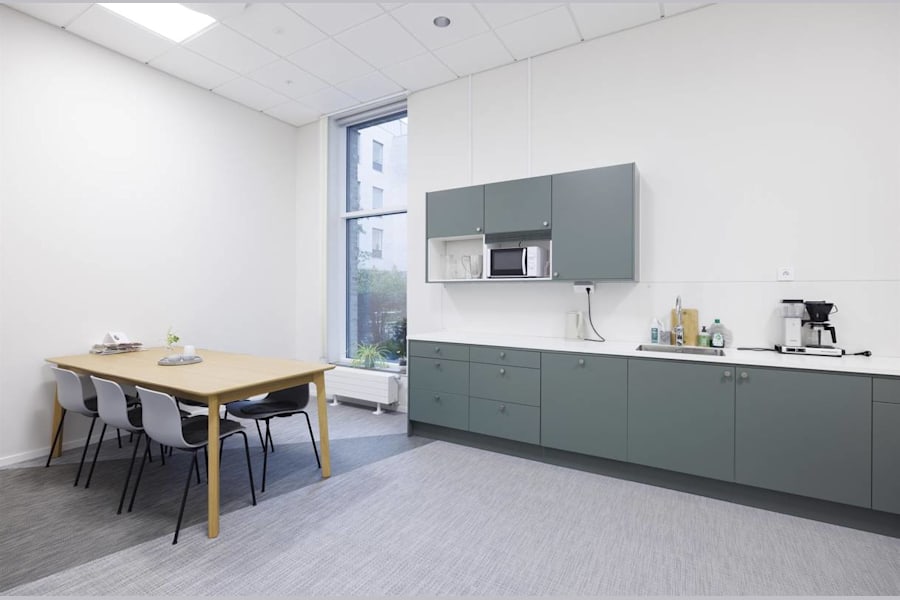 Pildammsvägen 6 A-B / S:t Johannesgatan - Pentry med arbetsbänk, förvaring och plats för gemensamma pauser.